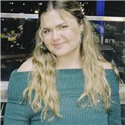 Profesora de música imparte clases a niños de todas las edades